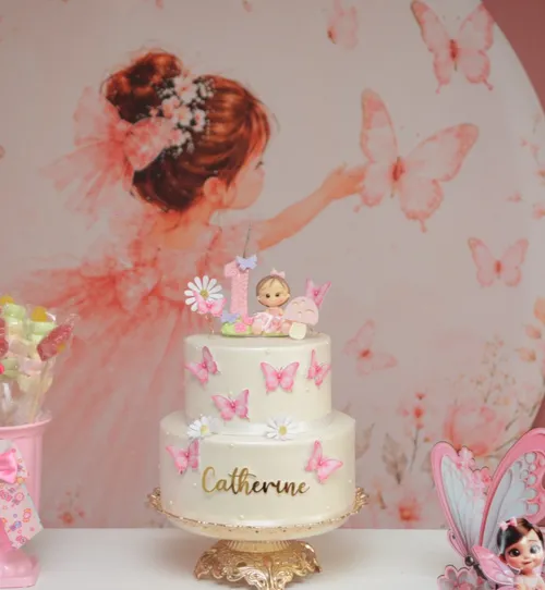 Bolo de dois andares branco com borboletas rosas e nome Catherine em dourado